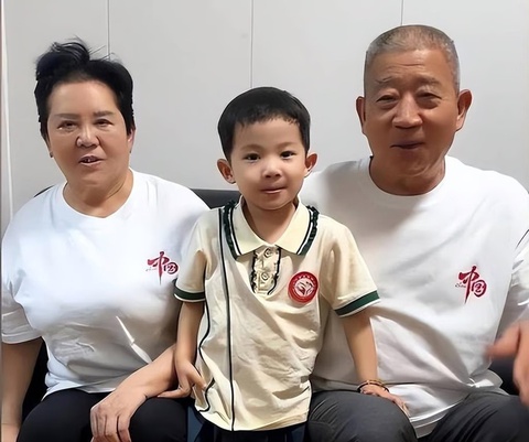 Vợ chồng U80 nuôi con gái 5 tuổi: Hành trình đầy thử thách và tình yêu thương - Ảnh 4. Vợ chồng U80 nuôi con gái 5 tuổi: Hành trình đầy thử thách và tình yêu thương - Ảnh 4.