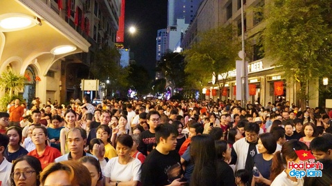Pháo hoa đã rực sáng trên bầu trời TP.HCM tối 26/4: Nhiều người ở lại trung tâm để "cắm trại" chờ buổi tổng duyệt sớm mai- Ảnh 29. Pháo hoa đã rực sáng trên bầu trời TP.HCM tối 26/4: Nhiều người ở lại trung tâm để "cắm trại" chờ buổi tổng duyệt sớm mai- Ảnh 29.