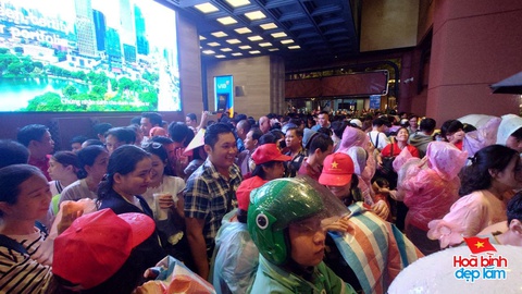 Pháo hoa đã rực sáng trên bầu trời TP.HCM tối 26/4: Nhiều người ở lại trung tâm để "cắm trại" chờ buổi tổng duyệt sớm mai- Ảnh 8. Pháo hoa đã rực sáng trên bầu trời TP.HCM tối 26/4: Nhiều người ở lại trung tâm để "cắm trại" chờ buổi tổng duyệt sớm mai- Ảnh 8.