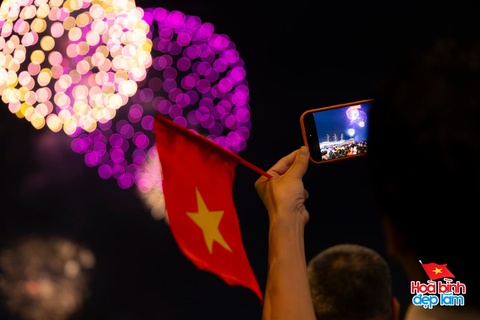 Pháo hoa đã rực sáng trên bầu trời TP.HCM tối 26/4: Nhiều người ở lại trung tâm để "cắm trại" chờ buổi tổng duyệt sớm mai- Ảnh 37. Pháo hoa đã rực sáng trên bầu trời TP.HCM tối 26/4: Nhiều người ở lại trung tâm để "cắm trại" chờ buổi tổng duyệt sớm mai- Ảnh 37.