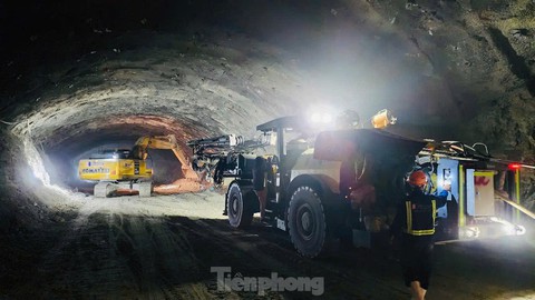 Sắp thông hầm xuyên núi dài nhất cao tốc Bắc - Nam - Ảnh 20.