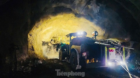 Sắp thông hầm xuyên núi dài nhất cao tốc Bắc - Nam - Ảnh 10.