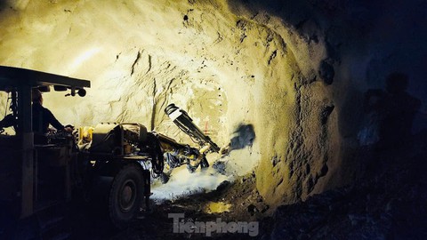 Sắp thông hầm xuyên núi dài nhất cao tốc Bắc - Nam - Ảnh 14.