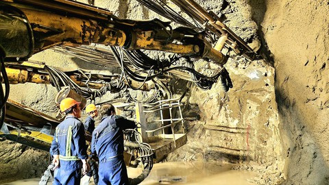 Sắp thông hầm xuyên núi dài nhất cao tốc Bắc - Nam - Ảnh 7.