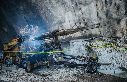 Sắp thông hầm xuyên núi dài nhất cao tốc Bắc - Nam - Ảnh 9.