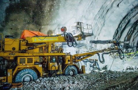 Sắp thông hầm xuyên núi dài nhất cao tốc Bắc - Nam - Ảnh 15.