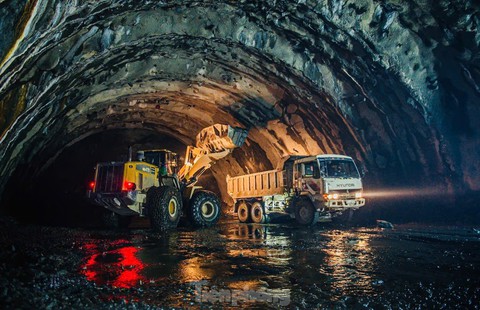 Sắp thông hầm xuyên núi dài nhất cao tốc Bắc - Nam - Ảnh 18.