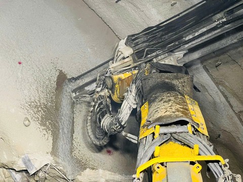 Sắp thông hầm xuyên núi dài nhất cao tốc Bắc - Nam - Ảnh 17.