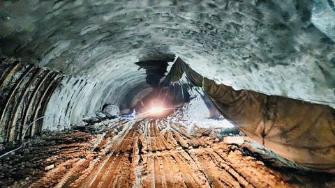 Sắp thông hầm xuyên núi dài nhất cao tốc Bắc - Nam - Ảnh 19.