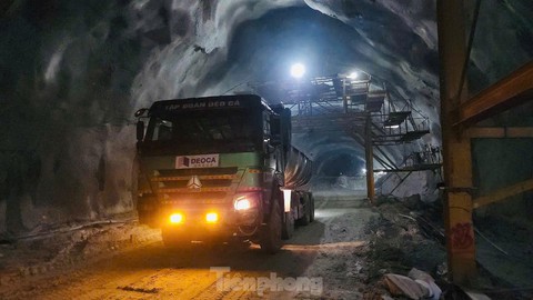 Sắp thông hầm xuyên núi dài nhất cao tốc Bắc - Nam - Ảnh 27.