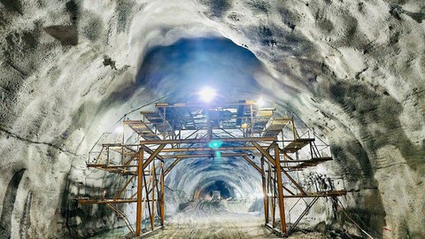 Sắp thông hầm xuyên núi dài nhất cao tốc Bắc - Nam - Ảnh 6.