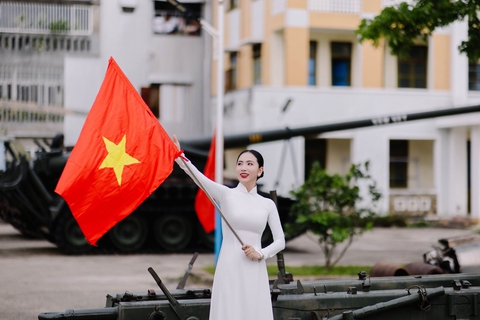 Hoa hậu Trương Linh diện áo dài, cầm cờ Tổ quốc tự hào hướng về ngày 30/4- Ảnh 4. Hoa hậu Trương Linh diện áo dài, cầm cờ Tổ quốc tự hào hướng về ngày 30/4- Ảnh 4.