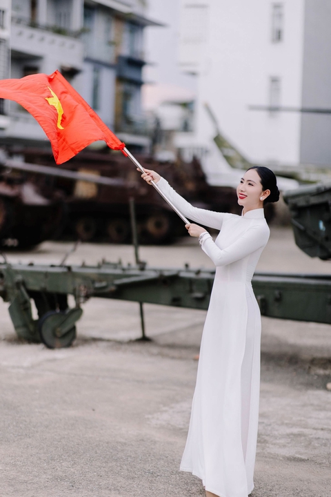 Hoa hậu Trương Linh diện áo dài, cầm cờ Tổ quốc tự hào hướng về ngày 30/4- Ảnh 1. Hoa hậu Trương Linh diện áo dài, cầm cờ Tổ quốc tự hào hướng về ngày 30/4- Ảnh 1.