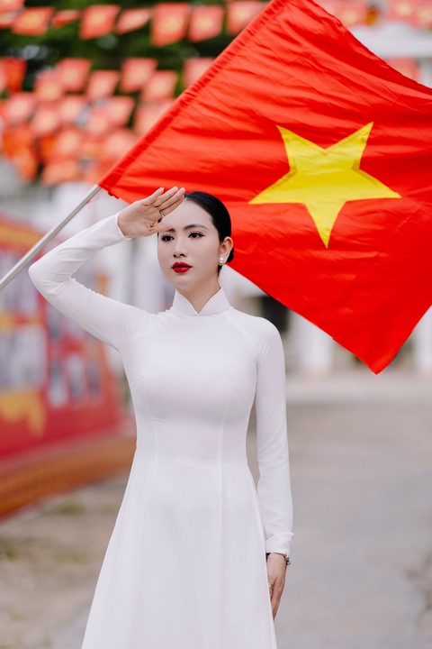Hoa hậu Trương Linh diện áo dài, cầm cờ Tổ quốc tự hào hướng về ngày 30/4- Ảnh 2. Hoa hậu Trương Linh diện áo dài, cầm cờ Tổ quốc tự hào hướng về ngày 30/4- Ảnh 2.