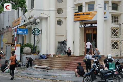 Nóng: Starbucks chuẩn bị khai trương cửa hàng mới tại nơi đắt đỏ bậc nhất Hà Nội, view trực diện hồ Hoàn Kiếm- Ảnh 2. Nóng: Starbucks chuẩn bị khai trương cửa hàng mới tại nơi đắt đỏ bậc nhất Hà Nội, view trực diện hồ Hoàn Kiếm- Ảnh 2.