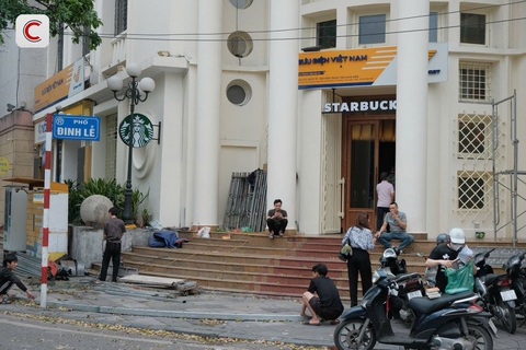 Nóng: Starbucks chuẩn bị khai trương cửa hàng mới tại nơi đắt đỏ bậc nhất Hà Nội, view trực diện hồ Hoàn Kiếm- Ảnh 5. Nóng: Starbucks chuẩn bị khai trương cửa hàng mới tại nơi đắt đỏ bậc nhất Hà Nội, view trực diện hồ Hoàn Kiếm- Ảnh 5.