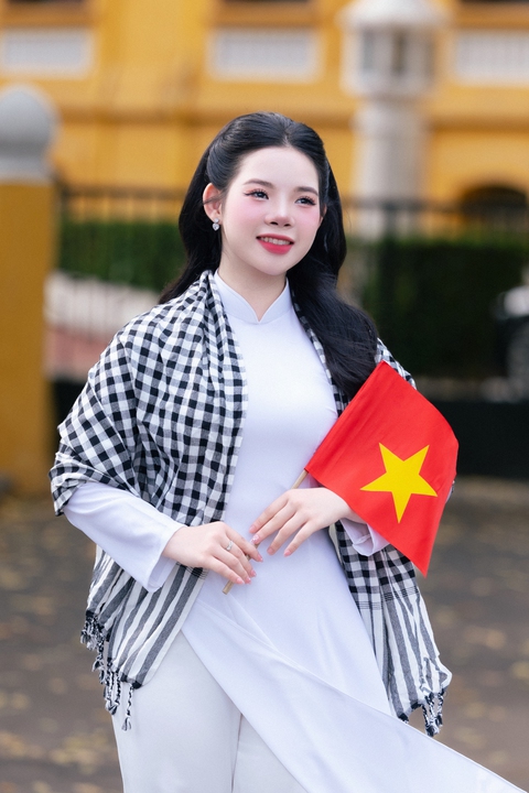 Con gái Thanh Thanh Hiền hóa thân thành Thị Nở, thực hiện bộ ảnh "hòa bình đẹp lắm"- Ảnh 1. Con gái Thanh Thanh Hiền hóa thân thành Thị Nở, thực hiện bộ ảnh "hòa bình đẹp lắm"- Ảnh 1.