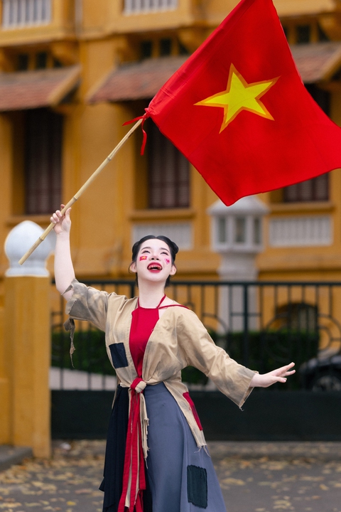 Con gái Thanh Thanh Hiền hóa thân thành Thị Nở, thực hiện bộ ảnh "hòa bình đẹp lắm"- Ảnh 8. Con gái Thanh Thanh Hiền hóa thân thành Thị Nở, thực hiện bộ ảnh "hòa bình đẹp lắm"- Ảnh 8.