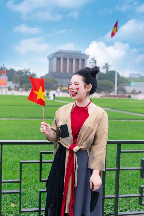 Con gái Thanh Thanh Hiền hóa thân thành Thị Nở, thực hiện bộ ảnh "hòa bình đẹp lắm"- Ảnh 7. Con gái Thanh Thanh Hiền hóa thân thành Thị Nở, thực hiện bộ ảnh "hòa bình đẹp lắm"- Ảnh 7.