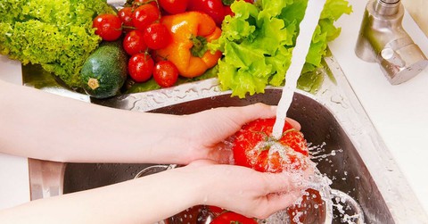 Không cầu kì, chuyên gia Mỹ chỉ ra đây là cách loại bỏ thuốc trừ sâu khỏi rau quả đúng nhất, an toàn nhất!- Ảnh 1. Không cầu kì, chuyên gia Mỹ chỉ ra đây là cách loại bỏ thuốc trừ sâu khỏi rau quả đúng nhất, an toàn nhất!- Ảnh 1.