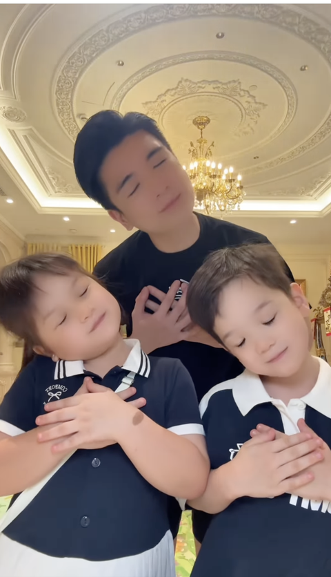 Thiếu gia nhà bầu Hiển xả vai chủ tịch bắt trend "nháy mắt Kim Seon Ho",hoa hậu Đỗ Mỹ Linh liền có phản ứng này - Ảnh 2. Thiếu gia nhà bầu Hiển xả vai chủ tịch bắt trend "nháy mắt Kim Seon Ho",hoa hậu Đỗ Mỹ Linh liền có phản ứng này - Ảnh 2.