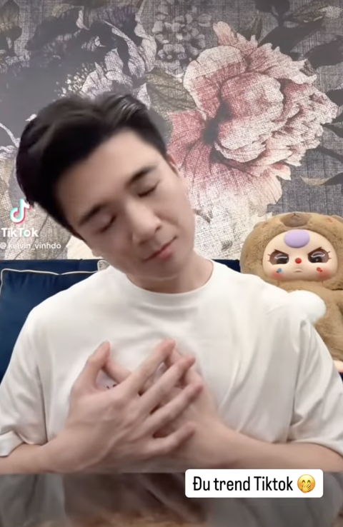 Thiếu gia nhà bầu Hiển xả vai chủ tịch bắt trend "nháy mắt Kim Seon Ho",hoa hậu Đỗ Mỹ Linh liền có phản ứng này - Ảnh 1. Thiếu gia nhà bầu Hiển xả vai chủ tịch bắt trend "nháy mắt Kim Seon Ho",hoa hậu Đỗ Mỹ Linh liền có phản ứng này - Ảnh 1.
