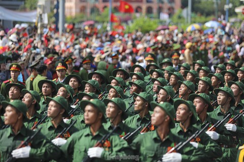 Xúc động khoảnh khắc diễu binh TPHCM 50 năm thống nhất đất nước giữa vòng tay nhân dân - Ảnh 8. Xúc động khoảnh khắc diễu binh TPHCM 50 năm thống nhất đất nước giữa vòng tay nhân dân - Ảnh 8.