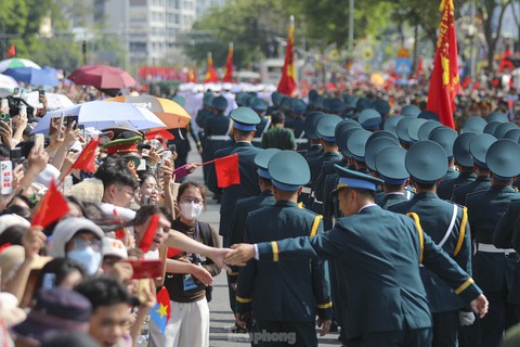 Xúc động khoảnh khắc diễu binh TPHCM 50 năm thống nhất đất nước giữa vòng tay nhân dân - Ảnh 16. Xúc động khoảnh khắc diễu binh TPHCM 50 năm thống nhất đất nước giữa vòng tay nhân dân - Ảnh 16.