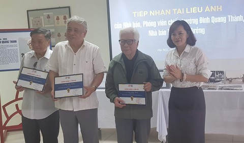 Tiếp nhận bức ảnh lịch sử ' Xe tăng tiến vào Dinh Độc Lập ' ngày 30 / 4 / 1975 - Ảnh 1. Tiếp nhận bức ảnh lịch sử ' Xe tăng tiến vào Dinh Độc Lập ' ngày 30 / 4 / 1975 - Ảnh 1.