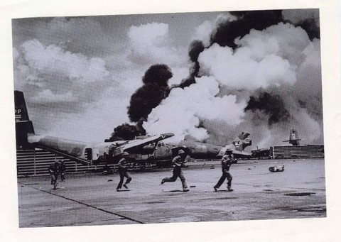Tiếp nhận bức ảnh lịch sử ' Xe tăng tiến vào Dinh Độc Lập ' ngày 30 / 4 / 1975 - Ảnh 3. Tiếp nhận bức ảnh lịch sử ' Xe tăng tiến vào Dinh Độc Lập ' ngày 30 / 4 / 1975 - Ảnh 3.