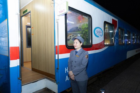 Soi đoàn tàu Sông Lam 5 sao vừa trình làng: Khoang VIP 4 giường, nội thấp ốp gỗ, giá vé rẻ bất ngờ - Ảnh 4.