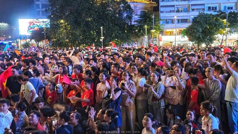 TP.HCM thật sự không ngủ: Hàng vạn người chung niềm háo hức chờ lễ diễu binh, diễu hành sáng 30/4- Ảnh 4. TP.HCM thật sự không ngủ: Hàng vạn người chung niềm háo hức chờ lễ diễu binh, diễu hành sáng 30/4- Ảnh 4.