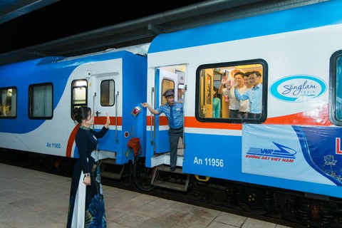 Soi đoàn tàu Sông Lam 5 sao vừa trình làng: Khoang VIP 4 giường, nội thấp ốp gỗ, giá vé rẻ bất ngờ - Ảnh 3.
