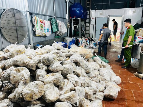 Công an Hà Nội phát hiện 10 tấn nội tạng hôi thối chuẩn bị đưa vào nhà hàng - Ảnh 2. Công an Hà Nội phát hiện 10 tấn nội tạng hôi thối chuẩn bị đưa vào nhà hàng - Ảnh 2.