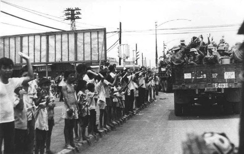 Tiếp nhận bức ảnh lịch sử ' Xe tăng tiến vào Dinh Độc Lập ' ngày 30 / 4 / 1975 - Ảnh 6. Tiếp nhận bức ảnh lịch sử ' Xe tăng tiến vào Dinh Độc Lập ' ngày 30 / 4 / 1975 - Ảnh 6.