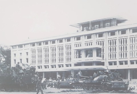 Tiếp nhận bức ảnh lịch sử ' Xe tăng tiến vào Dinh Độc Lập ' ngày 30 / 4 / 1975 - Ảnh 5. Tiếp nhận bức ảnh lịch sử ' Xe tăng tiến vào Dinh Độc Lập ' ngày 30 / 4 / 1975 - Ảnh 5.
