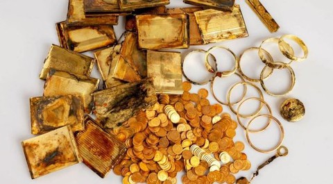 Đang đi bộ trên đồi, 2 du khách bất ngờ tìm thấy 3,7kg vàng và nhiều trang sức- Ảnh 1. Đang đi bộ trên đồi, 2 du khách bất ngờ tìm thấy 3,7kg vàng và nhiều trang sức- Ảnh 1.