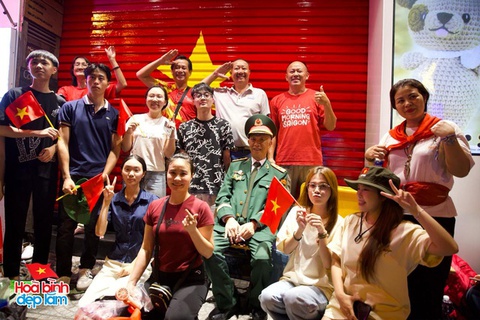 TP.HCM thật sự không ngủ: Hàng vạn người chung niềm háo hức chờ lễ diễu binh, diễu hành sáng 30/4- Ảnh 17. TP.HCM thật sự không ngủ: Hàng vạn người chung niềm háo hức chờ lễ diễu binh, diễu hành sáng 30/4- Ảnh 17.