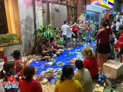 TP.HCM thật sự không ngủ: Hàng vạn người chung niềm háo hức chờ lễ diễu binh, diễu hành sáng 30/4- Ảnh 12. TP.HCM thật sự không ngủ: Hàng vạn người chung niềm háo hức chờ lễ diễu binh, diễu hành sáng 30/4- Ảnh 12.