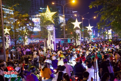 TP.HCM thật sự không ngủ: Hàng vạn người chung niềm háo hức chờ lễ diễu binh, diễu hành sáng 30/4- Ảnh 15. TP.HCM thật sự không ngủ: Hàng vạn người chung niềm háo hức chờ lễ diễu binh, diễu hành sáng 30/4- Ảnh 15.