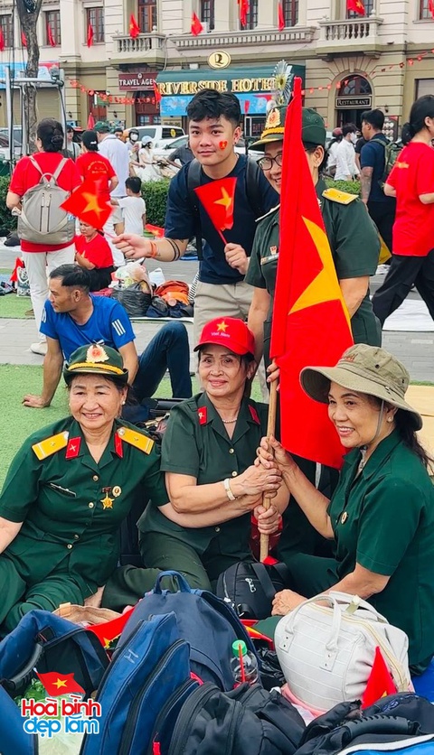 TP.HCM thật sự không ngủ: Hàng vạn người chung niềm háo hức chờ lễ diễu binh, diễu hành sáng 30/4- Ảnh 1. TP.HCM thật sự không ngủ: Hàng vạn người chung niềm háo hức chờ lễ diễu binh, diễu hành sáng 30/4- Ảnh 1.