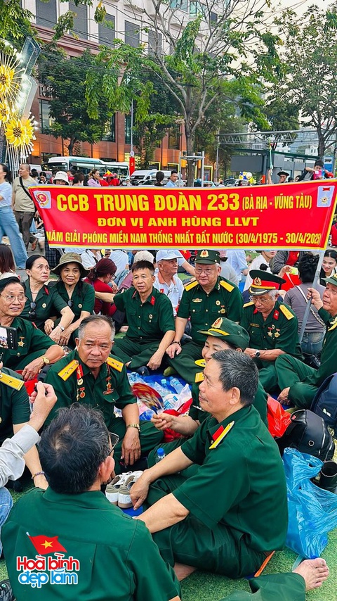 TP.HCM thật sự không ngủ: Hàng vạn người chung niềm háo hức chờ lễ diễu binh, diễu hành sáng 30/4- Ảnh 2. TP.HCM thật sự không ngủ: Hàng vạn người chung niềm háo hức chờ lễ diễu binh, diễu hành sáng 30/4- Ảnh 2.
