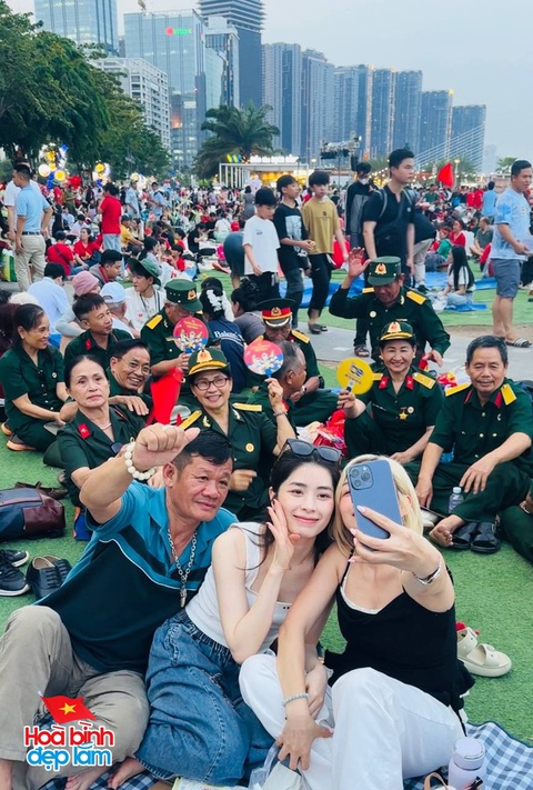 TP.HCM thật sự không ngủ: Hàng vạn người chung niềm háo hức chờ lễ diễu binh, diễu hành sáng 30/4- Ảnh 3. TP.HCM thật sự không ngủ: Hàng vạn người chung niềm háo hức chờ lễ diễu binh, diễu hành sáng 30/4- Ảnh 3.
