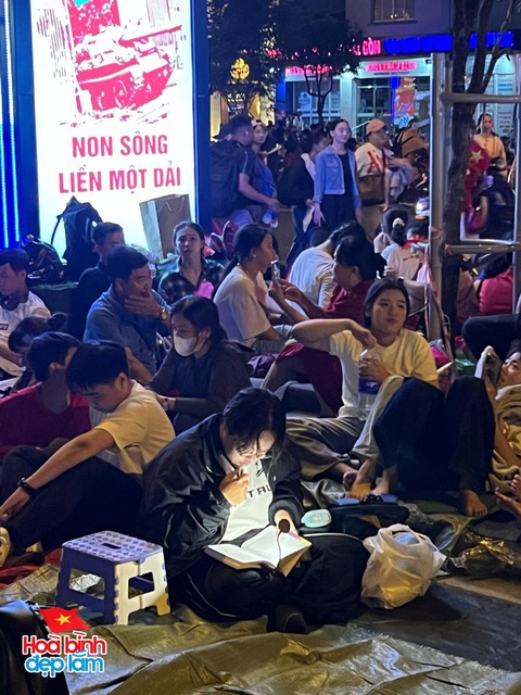 TP.HCM thật sự không ngủ: Hàng vạn người chung niềm háo hức chờ lễ diễu binh, diễu hành sáng 30/4- Ảnh 11. TP.HCM thật sự không ngủ: Hàng vạn người chung niềm háo hức chờ lễ diễu binh, diễu hành sáng 30/4- Ảnh 11.