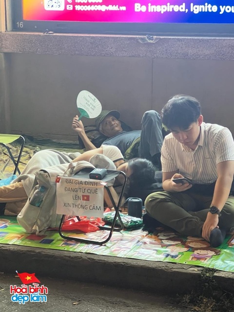 TP.HCM thật sự không ngủ: Hàng vạn người chung niềm háo hức chờ lễ diễu binh, diễu hành sáng 30/4- Ảnh 10. TP.HCM thật sự không ngủ: Hàng vạn người chung niềm háo hức chờ lễ diễu binh, diễu hành sáng 30/4- Ảnh 10.