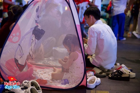 TP.HCM thật sự không ngủ: Hàng vạn người chung niềm háo hức chờ lễ diễu binh, diễu hành sáng 30/4- Ảnh 19. TP.HCM thật sự không ngủ: Hàng vạn người chung niềm háo hức chờ lễ diễu binh, diễu hành sáng 30/4- Ảnh 19.