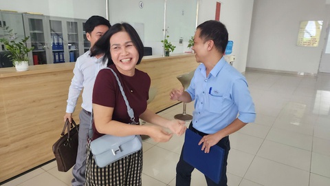 Chủ nhân tờ vé số trúng giải đặc biệt bị rách nhận 2 tỷ đồng tiền thưởng - Ảnh 1. Chủ nhân tờ vé số trúng giải đặc biệt bị rách nhận 2 tỷ đồng tiền thưởng - Ảnh 1.