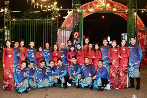 Đại lễ 30/4: Lan Ngọc, Tiểu Vy và dàn sao Việt tự hào tham gia diễu hành, Hoà Minzy đưa con trai "cắm trại" ngay từ khuya- Ảnh 19. Đại lễ 30/4: Lan Ngọc, Tiểu Vy và dàn sao Việt tự hào tham gia diễu hành, Hoà Minzy đưa con trai "cắm trại" ngay từ khuya- Ảnh 19.