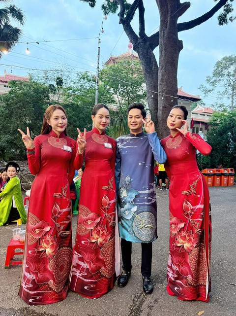 Đại lễ 30/4: Lan Ngọc, Tiểu Vy và dàn sao Việt tự hào tham gia diễu hành, Hoà Minzy đưa con trai "cắm trại" ngay từ khuya- Ảnh 15. Đại lễ 30/4: Lan Ngọc, Tiểu Vy và dàn sao Việt tự hào tham gia diễu hành, Hoà Minzy đưa con trai "cắm trại" ngay từ khuya- Ảnh 15.