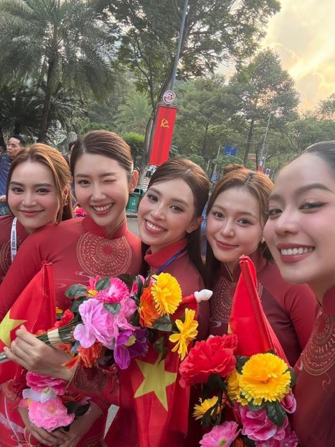 Đại lễ 30/4: Lan Ngọc, Tiểu Vy và dàn sao Việt tự hào tham gia diễu hành, Hoà Minzy đưa con trai "cắm trại" ngay từ khuya- Ảnh 10. Đại lễ 30/4: Lan Ngọc, Tiểu Vy và dàn sao Việt tự hào tham gia diễu hành, Hoà Minzy đưa con trai "cắm trại" ngay từ khuya- Ảnh 10.